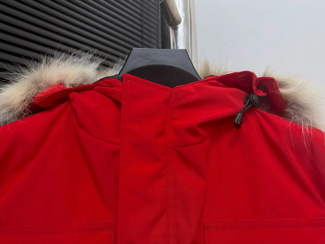 P780 Top Purchasing Version (Wolf Hair Optional) 🇨🇦CANADA GOOES 24 new models 08 models/couple models Factory direct supply: supplying global purchasing agents, micro-business, entities, Tmall, high-end stalls and studio cooperation, free shipping! Canada Goose Expedition Parka 2008 is the same style for men and women. It is mid-length and the most timeless classic. All Arctic and Antarctic scientific expedition teams choose Canada Goose as their cold-proof equipment. It is the Rolls-Royce of down jackets. ➖ Industry-leading anti-counterfeiting chip sensing. ➖ Imported Behringer embroidery machines and customized embroidery labels, the highest level and industry leading. ➖ Imported Korean 21-count polyester-cotton blended original fabric, TC85 waterproof coated fabric, water-repellent, windproof and wear-resistant. ➖ The new national standard 80 white duck down is filled with an average of 520 grams of down. The amount of down filled is industry-leading. ➖ 100% nylon lining with double double-layer sealing design to prevent velvet running, and seamless thread design on the cuffs! ➖ Western Canadian Green Wolf Collar. ➖ Yoshida YKK provides original factory-customized electroplated sliders. YKK two-way lockable zippers are tight and smooth and do not peel off paint. ➖ 3M composite Velcro is durable and the accessories and hardware are all custom-made. Note: Our copywriting is only simple and clear. Instead of bragging about the copywriting, it is better to compare and understand with samples. Only for the purest goose, the most dedicated, the most professional, the highest quality, the highest cost performance!  Size:XS-XXL